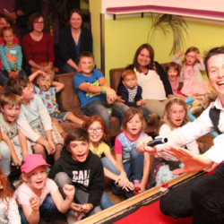 Fröhliche Gesichter bei der Zaubershow mit Magic Martin